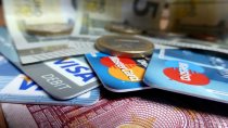 karty kredytowe i pieniądze